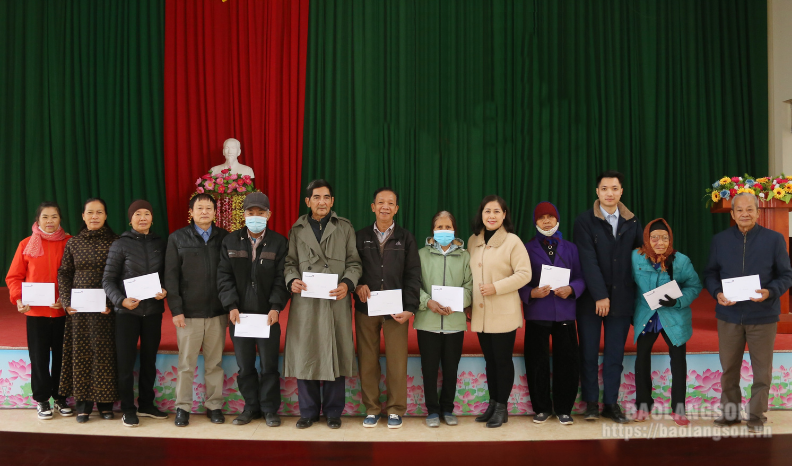 Trao tặng 20 suất quà cho người cao tuổi hoàn cảnh khó khăn trên địa bàn huyện Hữu Lũng
