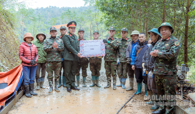 Đoàn công tác Sư đoàn Bộ binh 3 thăm, tặng quà cán bộ, chiến sĩ Trung đoàn 141 đang làm công tác dân vận tại xã Hội Hoan, huyện Văn Lãng