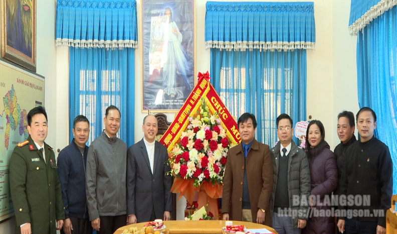 Đoàn công tác của huyện Tràng Định thăm, chúc mừng Giáo xứ Thất Khê nhân dịp Lễ Giáng sinh năm 2023