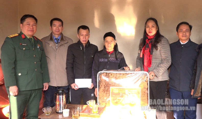 Văn Lãng: Thăm, tặng quà gia đình chính sách tại xã Hội Hoan