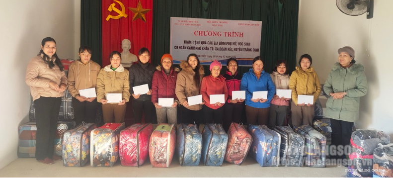 Thăm, tặng quà cho phụ nữ, học sinh có hoàn cảnh khó khăn tại huyện Tràng Định