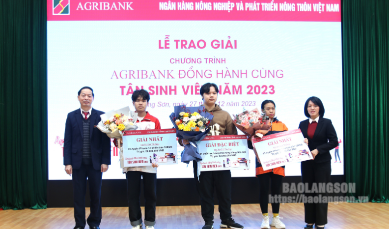 Agribank Lạng Sơn trao thưởng chương trình “Agribank đồng hành cùng tân sinh viên năm 2023”