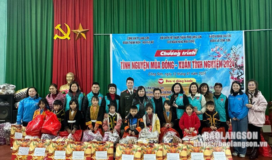 Trao 100 suất quà cho học sinh và gia đình có hoàn cảnh khó khăn xã Công Sơn, huyện Cao Lộc