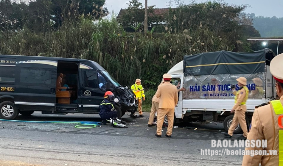 Giải cứu tài xế bị mắc kẹt trong xe do tai nạn giao thông