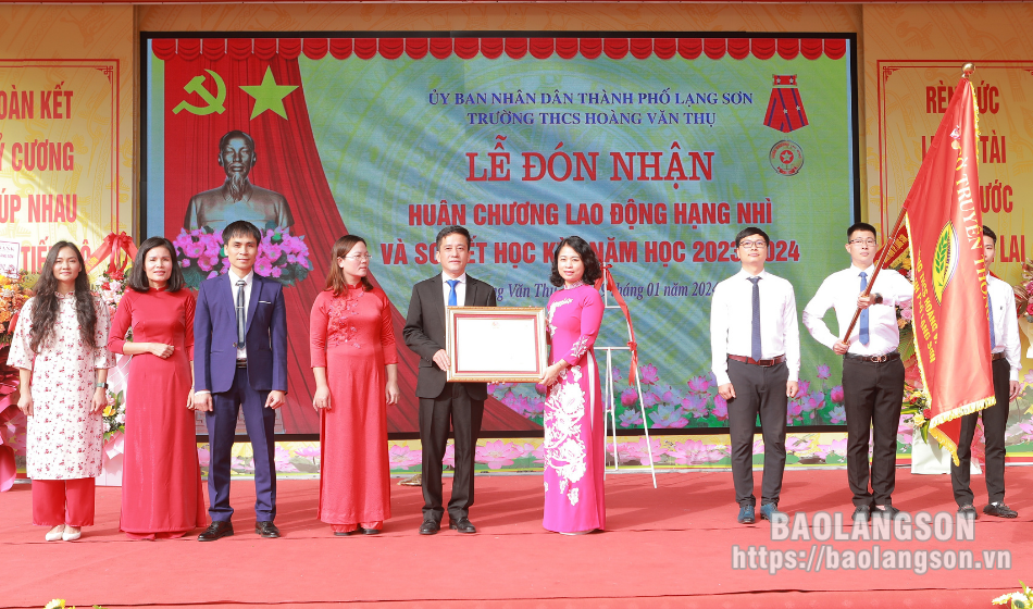 Trường THCS Hoàng Văn Thụ: Đón nhận Huân chương Lao động Hạng Nhì