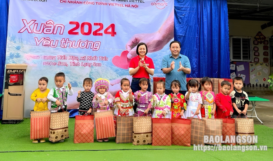 Tặng quà chương trình “Xuân 2024 yêu thương ” cho  học sinh tại xã Nhất Tiến, huyện Bắc Sơn.