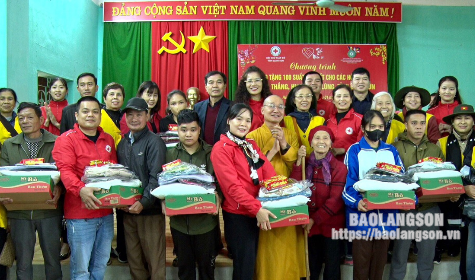 Trao tặng 100 suất quà tết cho hộ nghèo tại xã Hòa Thắng, huyện Hữu Lũng