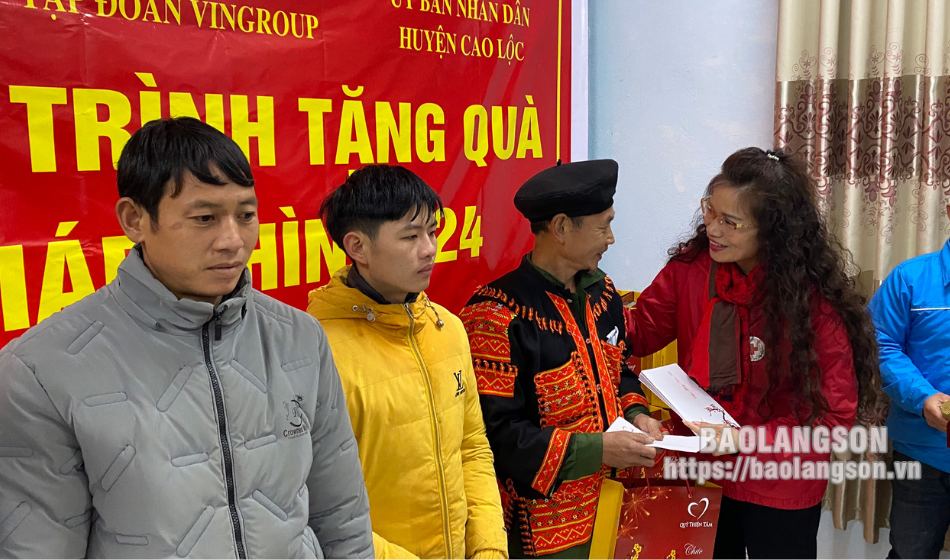 Tặng 165 suất quà tết cho những hoàn cảnh khó khăn tại xã Công Sơn, huyện Cao Lộc