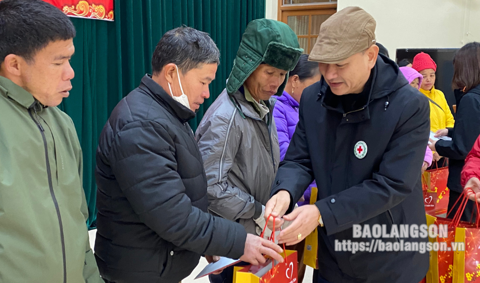 Quỹ Thiện Tâm tặng 400 suất quà tết tại huyện Văn Quan