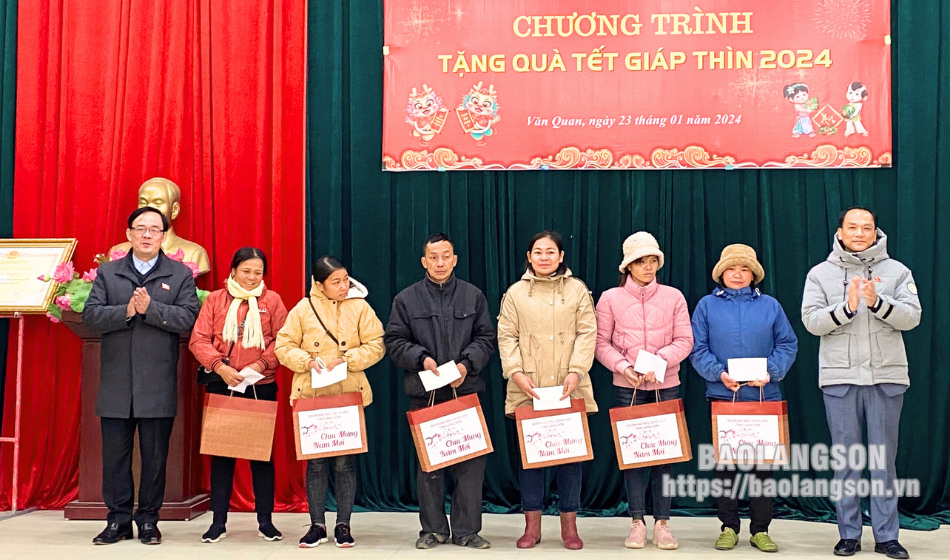 Đoàn Đại biểu Quốc hội tỉnh tặng quà tết tại huyện Văn Quan