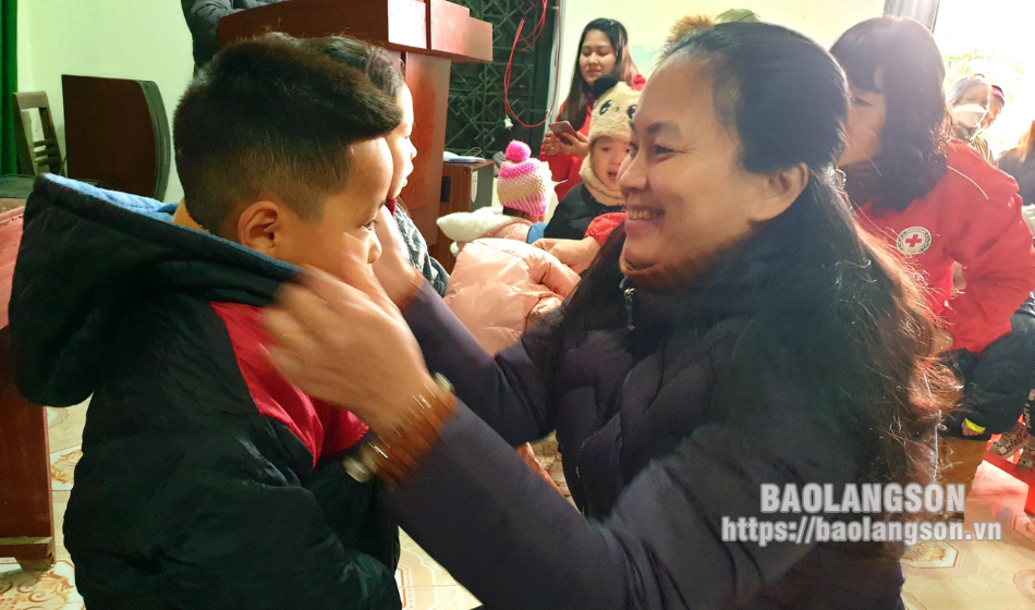 Trao tặng gần 100 suất quà cho trẻ em xã Hoàng Đồng