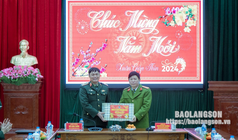 Lãnh đạo Bộ Tư lệnh Quân khu 1 thăm, tặng quà, chúc tết tại huyện Văn Lãng