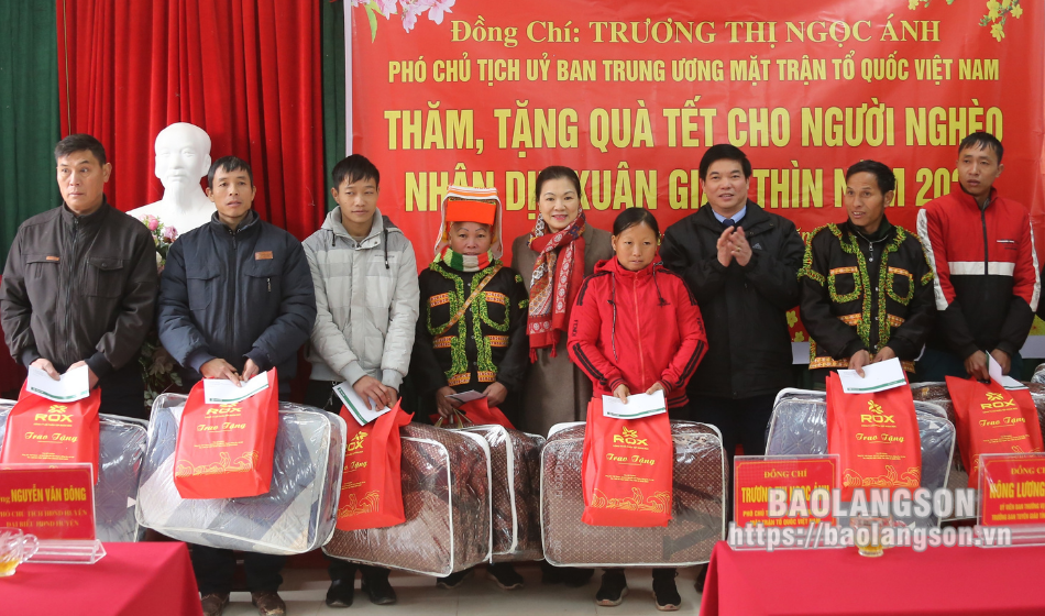 Lãnh đạo Ủy ban Trung ương MTTQ Việt Nam thăm, tặng quà tết tại xã Công Sơn, huyện Cao Lộc