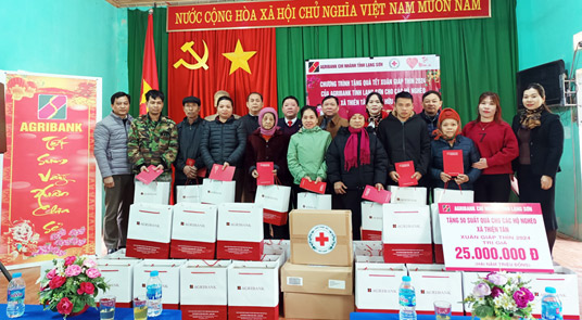 Agribank Lạng Sơn tặng 50 suất quà cho các hộ nghèo xã Thiện Tân, huyện Hữu Lũng