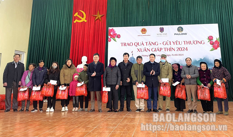 Trao tặng 250 suất quà cho hộ có hoàn cảnh khó khăn trên địa bàn xã Hoàng Đồng, thành phố Lạng Sơn