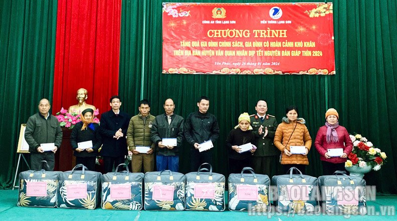 Tặng 40 suất quà cho các gia đình chính sách, gia đình có hoàn cảnh khó khăn trên địa bàn huyện Văn Quan