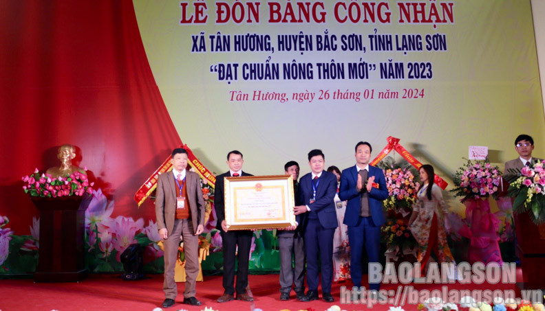 Xã Tân Hương đón bằng công nhận đạt chuẩn nông thôn mới
