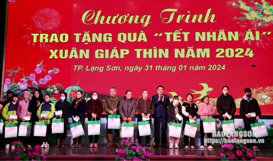 Trao tặng 248 suất quà tết Nhân ái trên địa bàn thành phố Lạng Sơn