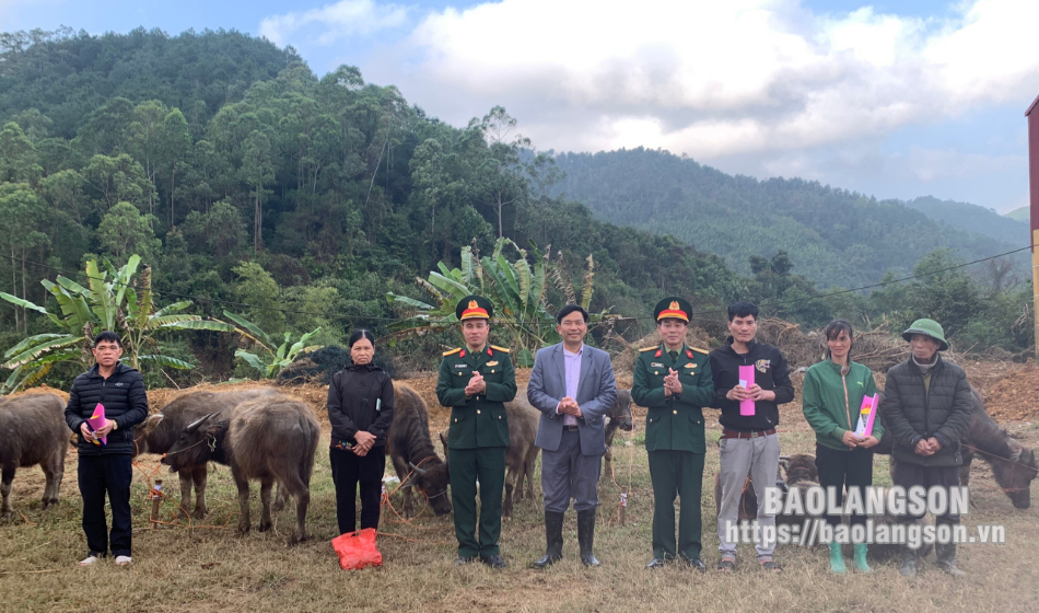 Đoàn Kinh tế-Quốc phòng 338 bàn giao con giống cho người dân huyện Cao Lộc