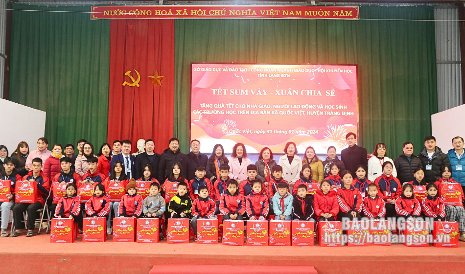 Tặng quà học sinh, giáo viên tại xã Quốc Việt