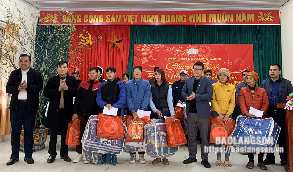 Lãnh đạo Ủy ban Mặt trận Tổ quốc tỉnh trao quà tết tại Lộc Bình