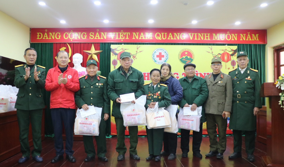 Hội Chữ thập đỏ tỉnh tặng quà hội viên Hội Truyền thống Bộ đội Trường Sơn