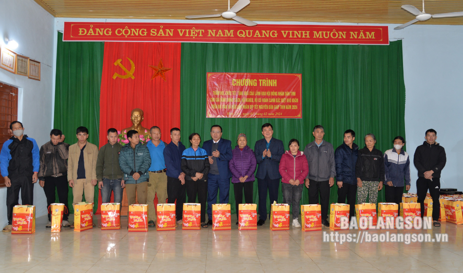 Đoàn công tác của Hội đồng Nhân dân tỉnh thăm, tặng quà tết tại xã Hữu Liên, huyện Hữu Lũng