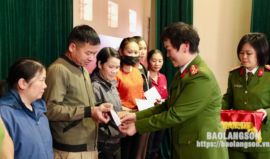 Trao tặng 200 suất quà tết cho hộ nghèo, gia đình chính sách trên địa bàn thành phố Lạng Sơn