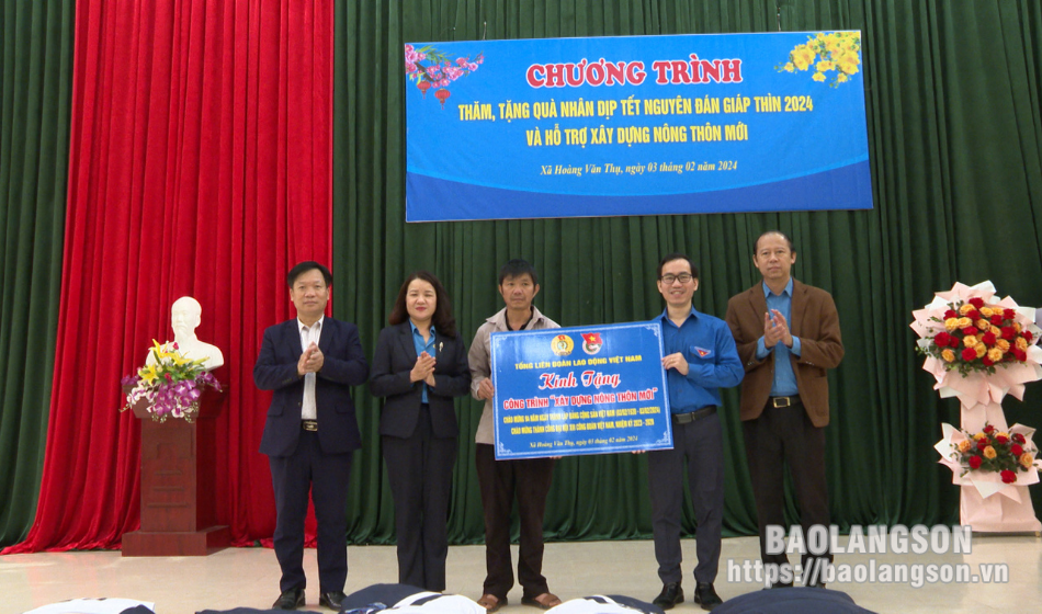 Tặng quà, hỗ trợ xây dựng nông thôn mới tại huyện Văn Lãng