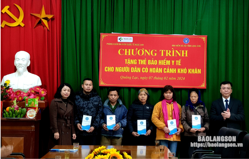 Trao tặng 66 thẻ BHYT cho người có hoàn cảnh khó khăn tại xã Quảng Lạc