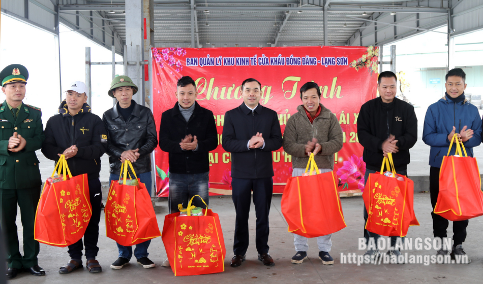Tặng hơn 100 suất quà các lái xe và chủ hàng tại cửa khẩu của tỉnh Lạng Sơn