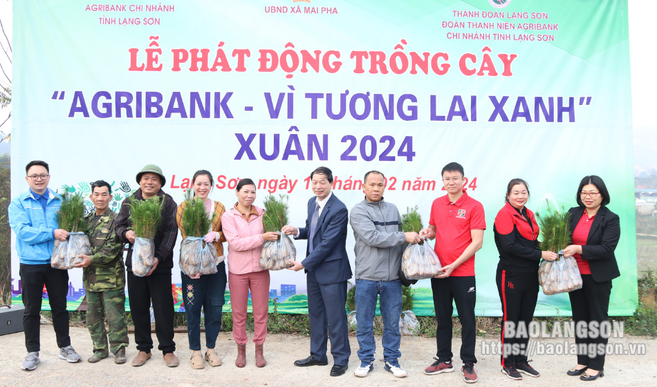 Trao tặng 10.000 cây giống cho các gia đình có hoàn cảnh khó khăn tại xã Mai Pha