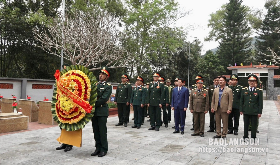 Đoàn Đại biểu Cựu Chiến binh Mặt trận Lạng Sơn – Quân đoàn 14 viếng Nghĩa trang liệt sĩ huyện Lộc Bình và Văn Lãng