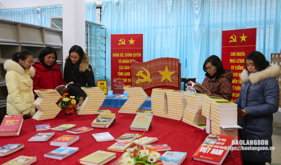 Thư Viện tỉnh Lạng Sơn: Trên 500 đầu sách, báo và các ấn phẩm trưng bày sách báo chào mừng kỷ niệm 94 năm vinh quang Đảng cộng sản Việt Nam