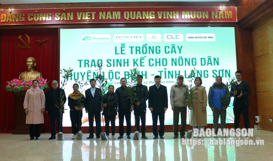 Trao tặng hơn 3.700 cây giống mắc ca cho người dân huyện Lộc Bình