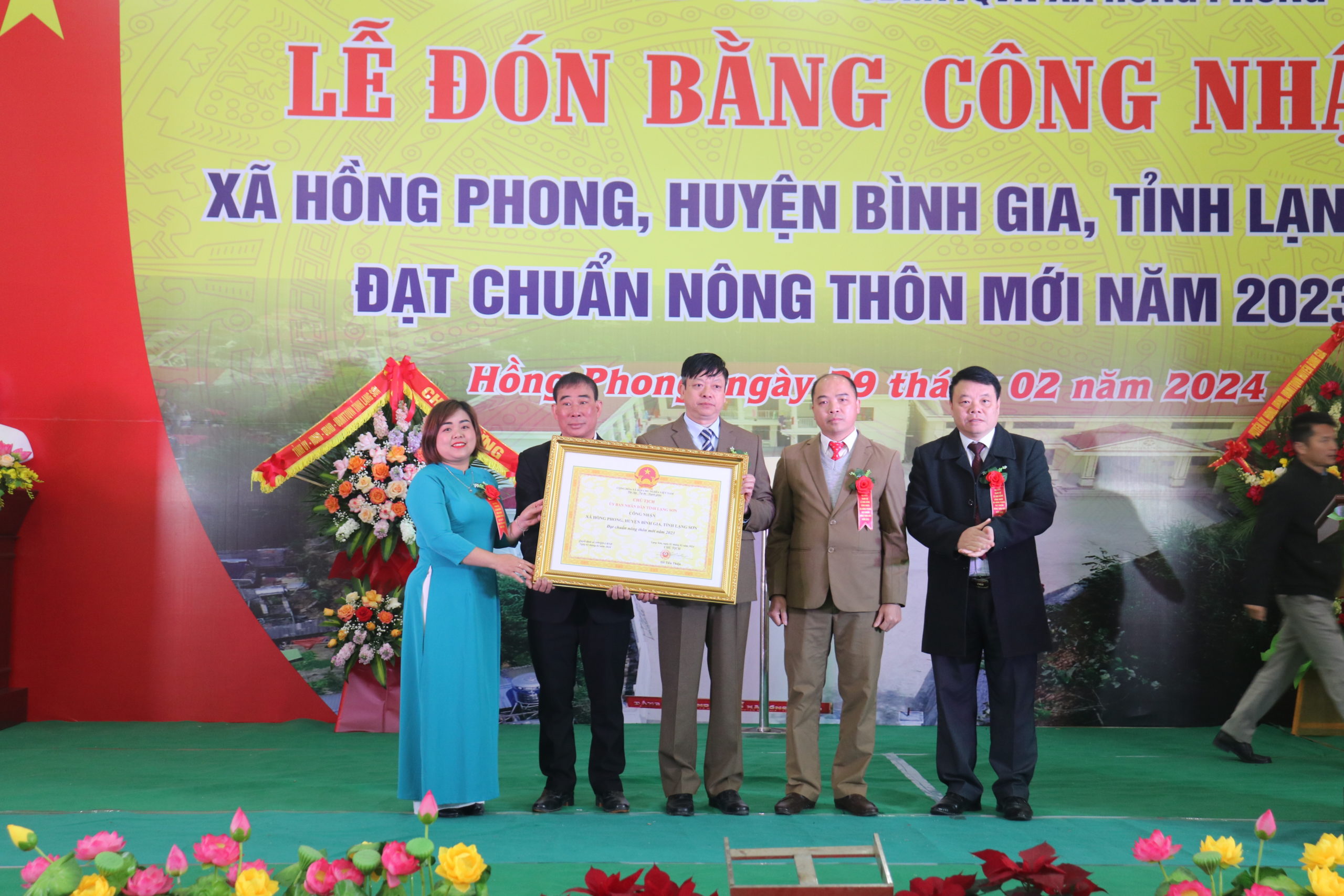 Xã Hồng Phong đón bằng công nhận đạt chuẩn nông thôn mới
